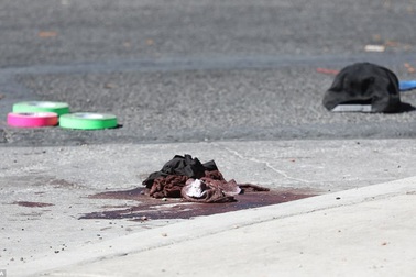 Những vết máu loang lổ tại hiện trường sau vụ xả súng ở Las Vegas