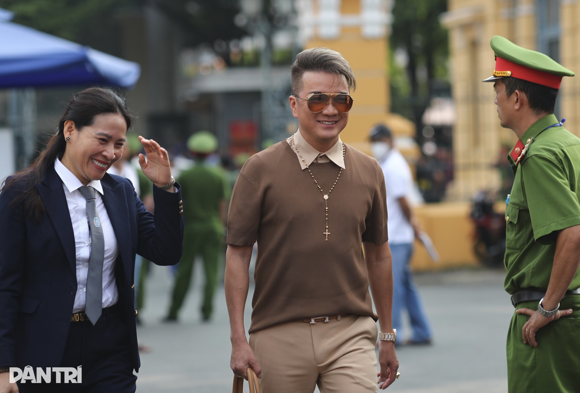 Ca sĩ Đàm Vĩnh Hưng, Vy Oanh đến phiên xét xử bà Nguyễn Phương Hằng - 1 Ca sĩ Đàm Vĩnh Hưng, Vy Oanh đến phiên xét xử bà Nguyễn Phương Hằng - 1