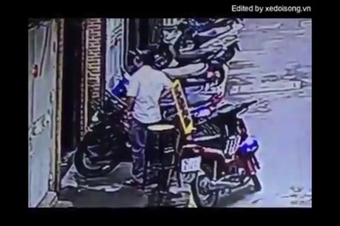 Camera ghi được cảnh lấy trộm xe đạp của cô gái nước ngoài ở Sài Gòn