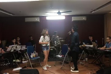 Ca sĩ Ngọc Anh và Tùng Dương hát "Chảy đi sông ơi"