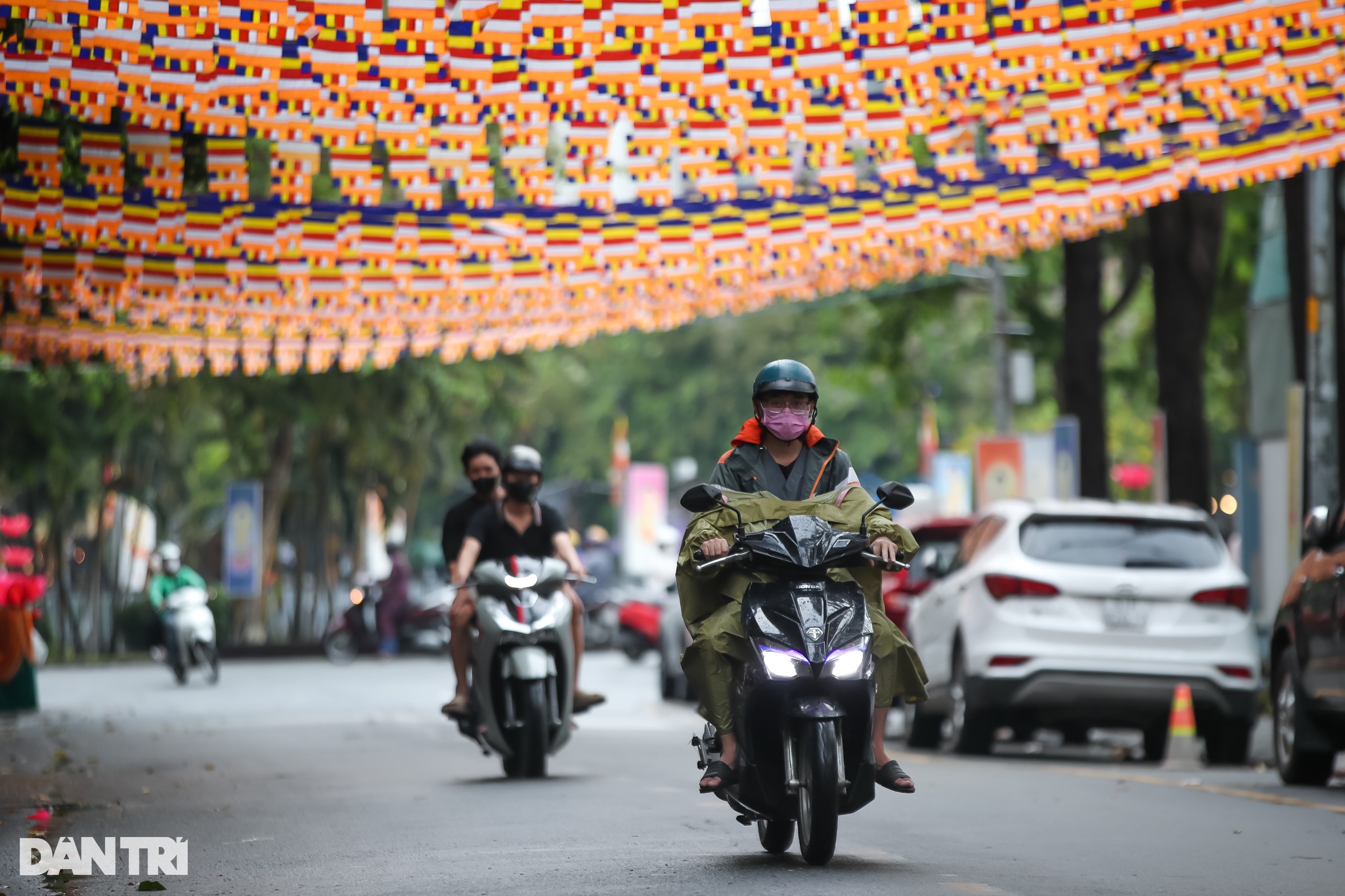 Đường phố, chùa chiền ở TPHCM trang hoàng mừng lễ Phật đản - 3