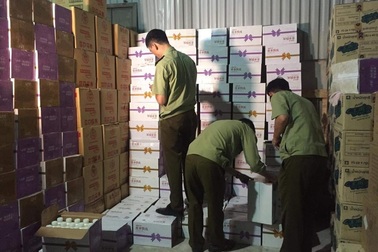 Hà Nội: Ập vào kho hàng thu 2.500 thùng sữa chua đang “hot” với giới trẻ