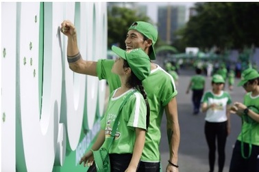 Gia đình Phạm Anh Khoa đi bộ "Vì thế hệ Việt Nam năng động"