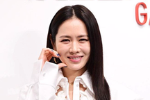 "Chị đẹp" Son Ye Jin khoe chân thon nhưng lộ dấu vết tuổi tác