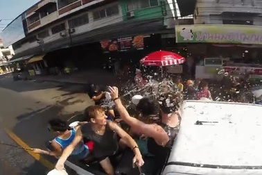 Lễ hội té nước Songkran lớn nhất trong năm ở Thái Lan