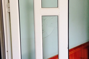 Cựu chiến binh chống tham nhũng bị “khủng bố” bằng đá, chất nổ, bát hương, nải chuối