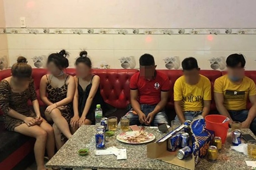 Hát karaoke giữa lúc giãn cách, 8 người bị phạt gần 120 triệu đồng - 1 Hát karaoke giữa lúc giãn cách, 8 người bị phạt gần 120 triệu đồng - 1