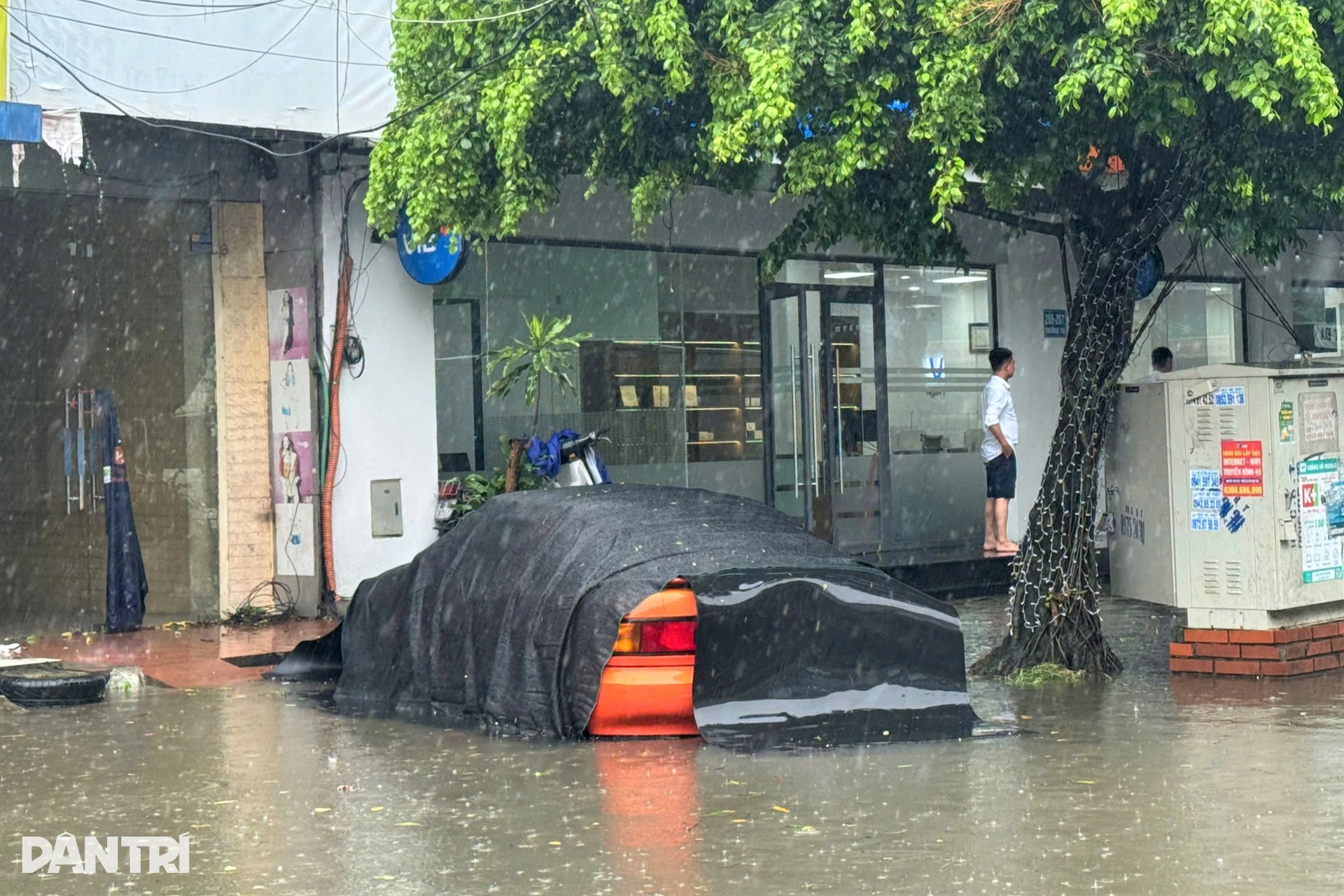 Đường phố Thanh Hóa ngập như sông, ô tô chết máy la liệt - 7 Đường phố Thanh Hóa ngập như sông, ô tô chết máy la liệt - 7