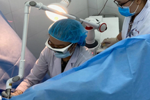 Truy tố bác sĩ 60 tuổi làm dịch vụ nâng ngực dẫn đến cô gái tử vong