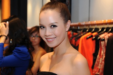 Á hậu Ngọc Oanh tóc búi cao khoe vẻ gợi cảm 