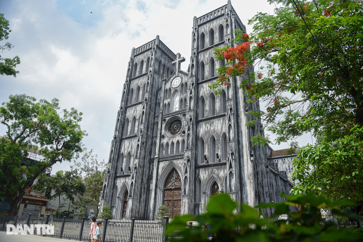 Bất ngờ với diện mạo mới của Nhà thờ Lớn Hà Nội sau lớp sơn giả cổ - 7 Bất ngờ với diện mạo mới của Nhà thờ Lớn Hà Nội sau lớp sơn giả cổ - 7