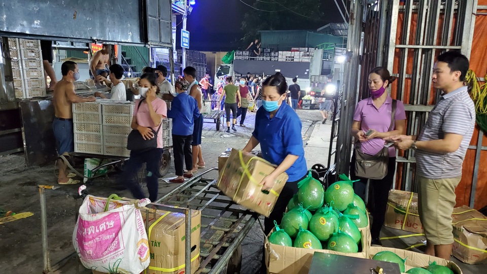 Đêm trắng của nữ cửu vạn ở chợ Long Biên - 2 Đêm trắng của nữ cửu vạn ở chợ Long Biên - 2