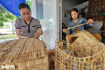 Người phụ nữ Khmer đưa cây lục bình "cất cánh" sang trời Tây