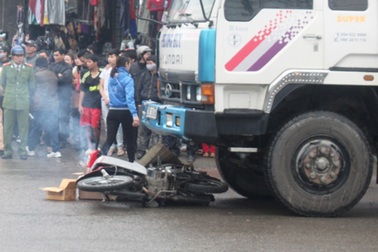 Chân chống xe máy "gây họa", cô gái trẻ bị xe tải cán chết