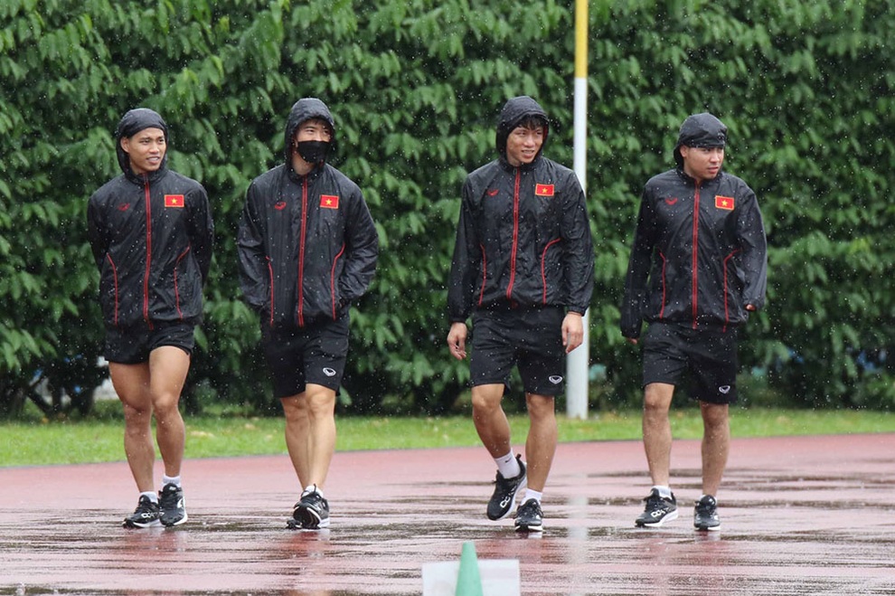 Đội tuyển Việt Nam nhận tin cực vui, tập dưới mưa ở Singapore - 2