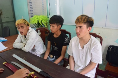 Dùng hung khí bắt giữ người để đòi tiền chuộc