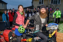 Vụ "thách cưới" khó tin - 10000 dặm đạp xe qua 19 nước mới lấy được vợ