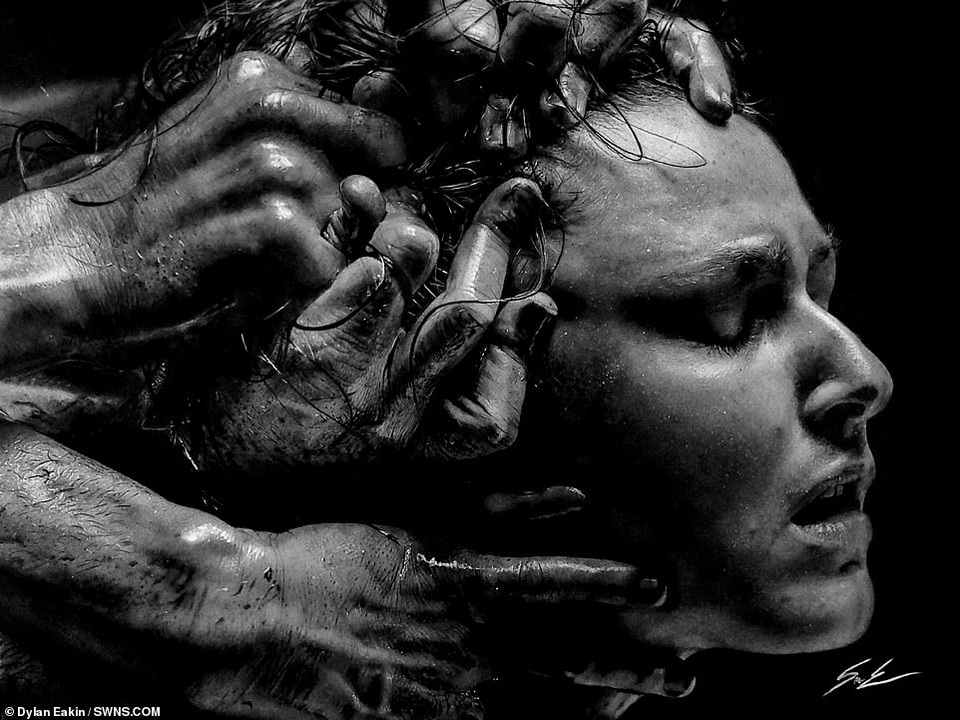 Sửng sốt trước những bức vẽ bằng... than củi - 4