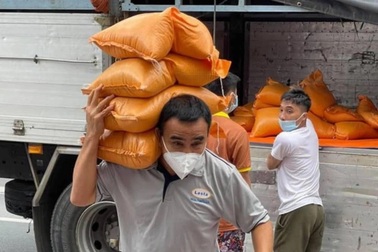 Quyền Linh, Việt Hương và chuyện cảm động quanh những chuyến xe chở gạo