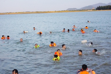 Nghệ An: Nắng nóng cực điểm, người dân đổ xô ra sông Lam tắm, tập bơi