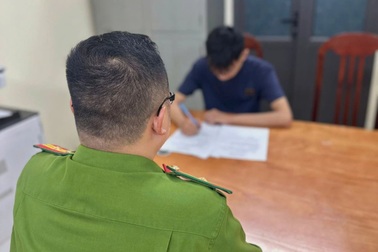 Nhóm thanh thiếu niên mang hung khí đi gây sự với ai "ngứa mắt"