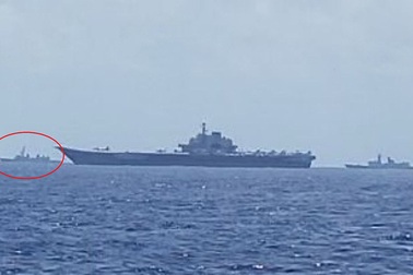 Tàu chiến Nhật Bản bám sát tàu sân bay Trung Quốc