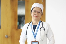 Cần Thơ: Bác sĩ sắp nghỉ hưu tình nguyện ở lại chống Covid cùng bác sĩ trẻ