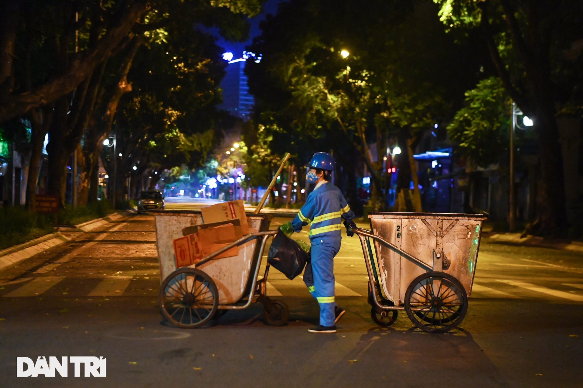 Tiếng chổi tre xuyên những đêm giãn cách toàn Hà Nội - 6 Tiếng chổi tre xuyên những đêm giãn cách toàn Hà Nội - 6