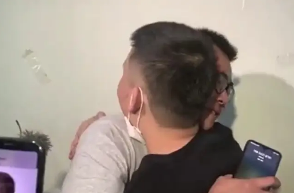 Bị hoán đổi lúc mới sinh, người đàn ông đoàn tụ với gia đình sau 28 năm - 2