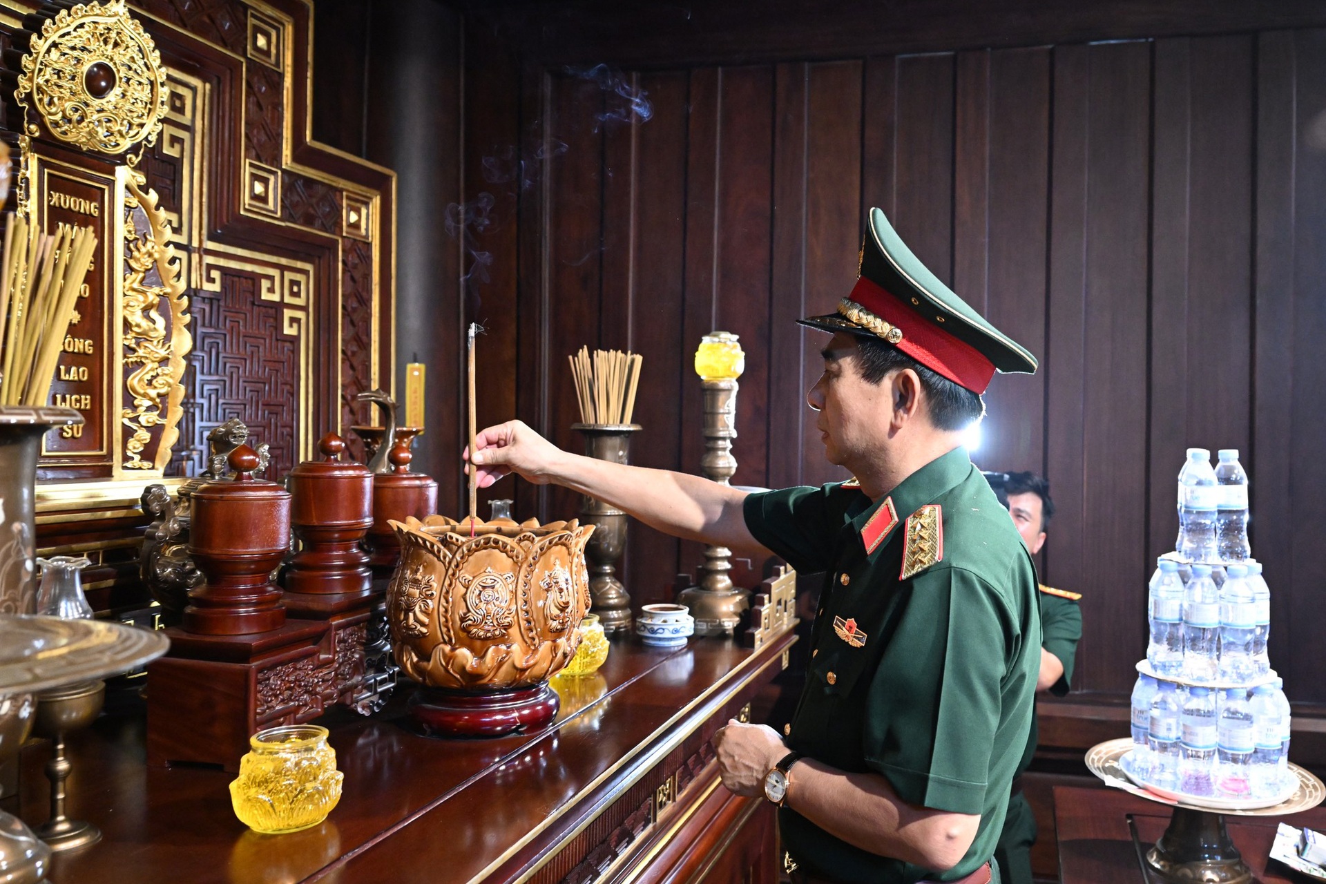 Bộ trưởng Quốc phòng Phan Văn Giang dâng hương tri ân liệt sỹ Điện Biên - 3 Bộ trưởng Quốc phòng Phan Văn Giang dâng hương tri ân liệt sỹ Điện Biên - 3