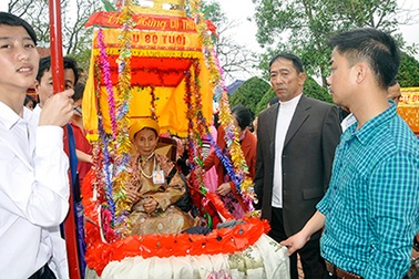 Linh đình lễ hội rước người sống ở Hà Nam