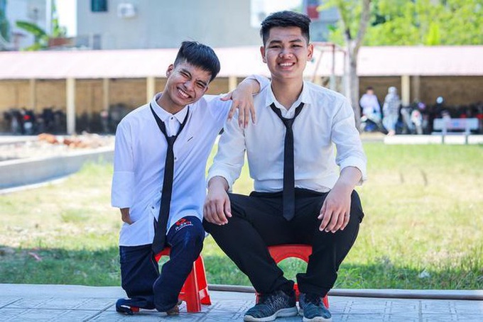 Đại học Y Dược Thái Bình đón nam sinh 10 năm cõng bạn nhập học - Ảnh 2. Đại học Y Dược Thái Bình đón nam sinh 10 năm cõng bạn nhập học - Ảnh 2.