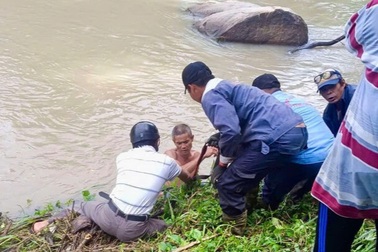 Một phụ nữ bị lũ cuốn trôi khi chạy xe qua đập tràn ở Ninh Thuận