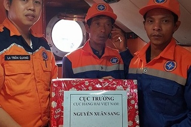 Cứu 2 ngư dân bị chìm tàu ngoài khơi Nha Trang ngày cuối năm