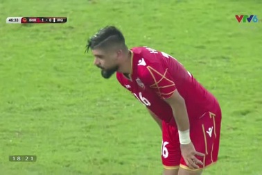 Hayed Isa sút phạt vọt xà khung thành U23 Iraq ở phút 47
