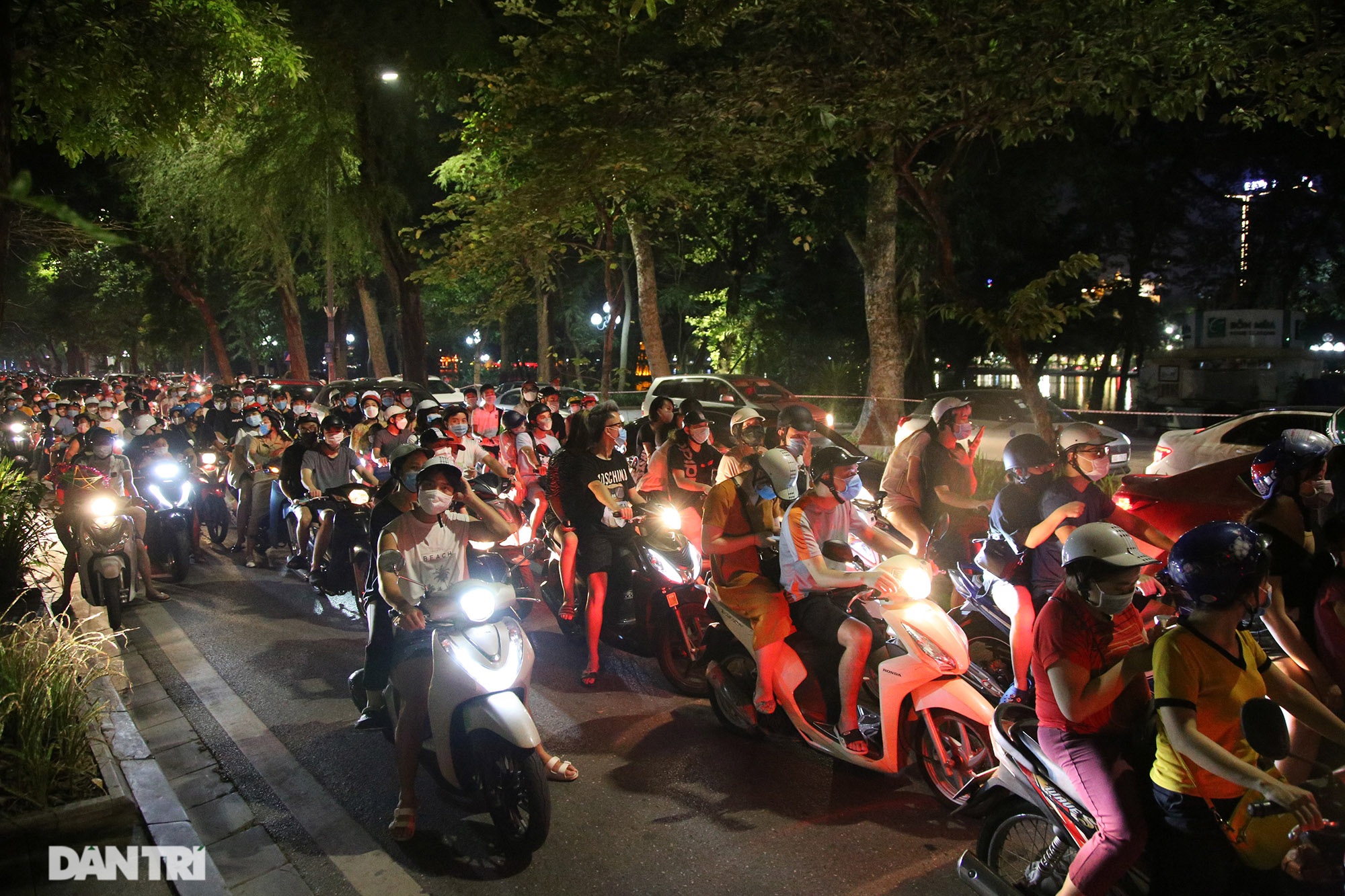 Người và xe đông đặc trong đêm Trung thu khi Hà Nội vừa hết giãn cách - 4 Người và xe đông đặc trong đêm Trung thu khi Hà Nội vừa hết giãn cách - 4