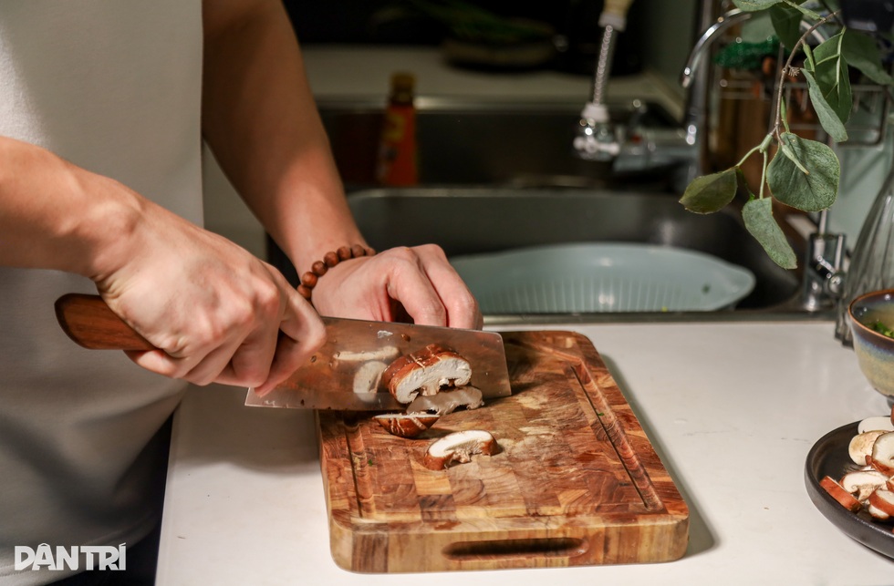 Ông bố thất nghiệp kho nồi thịt, bất ngờ mở lối kiếm bộn tiền từ TikTok - 5 Ông bố thất nghiệp kho nồi thịt, bất ngờ mở lối kiếm bộn tiền từ TikTok - 5