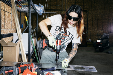 Cất bằng cử nhân, lao động trẻ chọn làm việc chân tay "kiếm nhiều tiền hơn"