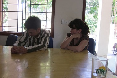 Nỗi niềm những bà mẹ đón con trẻ ngày đặc xá