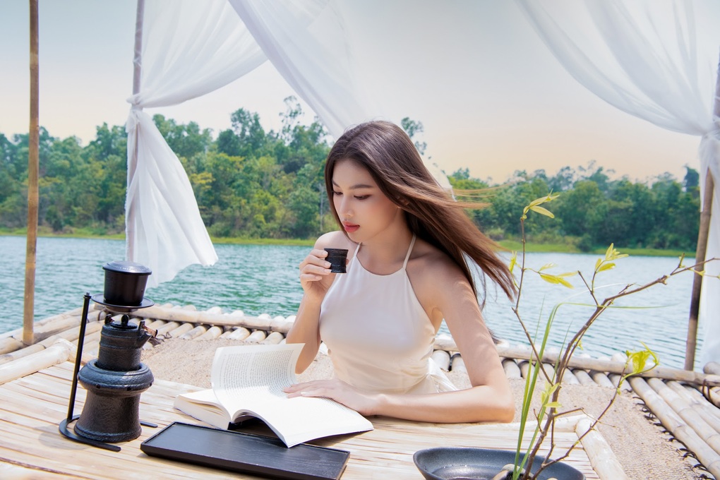 Hai nàng hậu Phương Nhi, Ngọc Thảo lần đầu trải nghiệm thiền cà phê - 3 Hai nàng hậu Phương Nhi, Ngọc Thảo lần đầu trải nghiệm thiền cà phê - 3