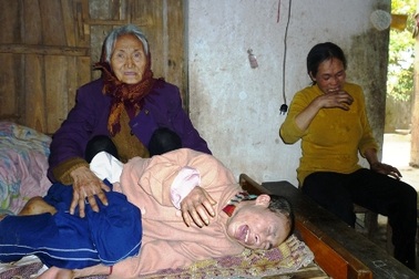 Mẹ già 80 tuổi cơ cực nuôi hai con dị tật