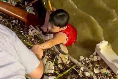 Cứu bé trai trôi dạt giữa sông Hàn trong đêm
