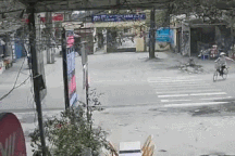 Nổi bật tuần qua: Người phụ nữ suýt trả giá đắt vì sang đường bất cẩn