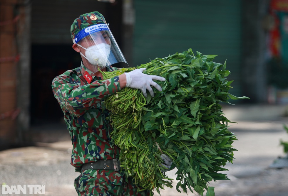 Bộ đội đi chợ: Con chưa biết khi nào về, chắc tới khi hết dịch - 4 Bộ đội đi chợ: Con chưa biết khi nào về, chắc tới khi hết dịch - 4