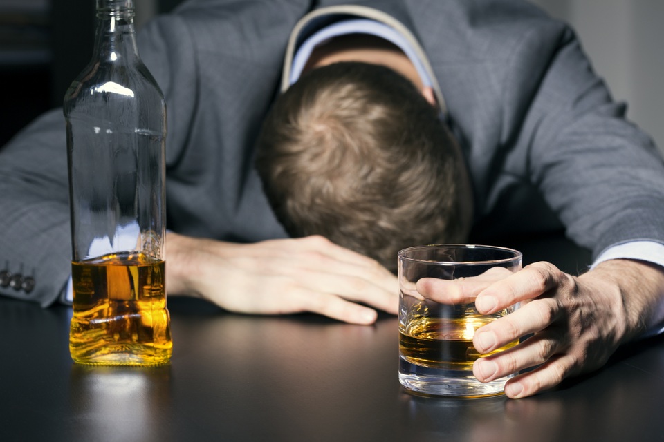 Những dấu hiệu cảnh báo lá gan đã hư hại vì bia rượu - 1 Những dấu hiệu cảnh báo lá gan đã hư hại vì bia rượu - 1