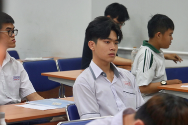Hàng chục ngàn thí sinh thi lại để giành suất vào đại học sớm