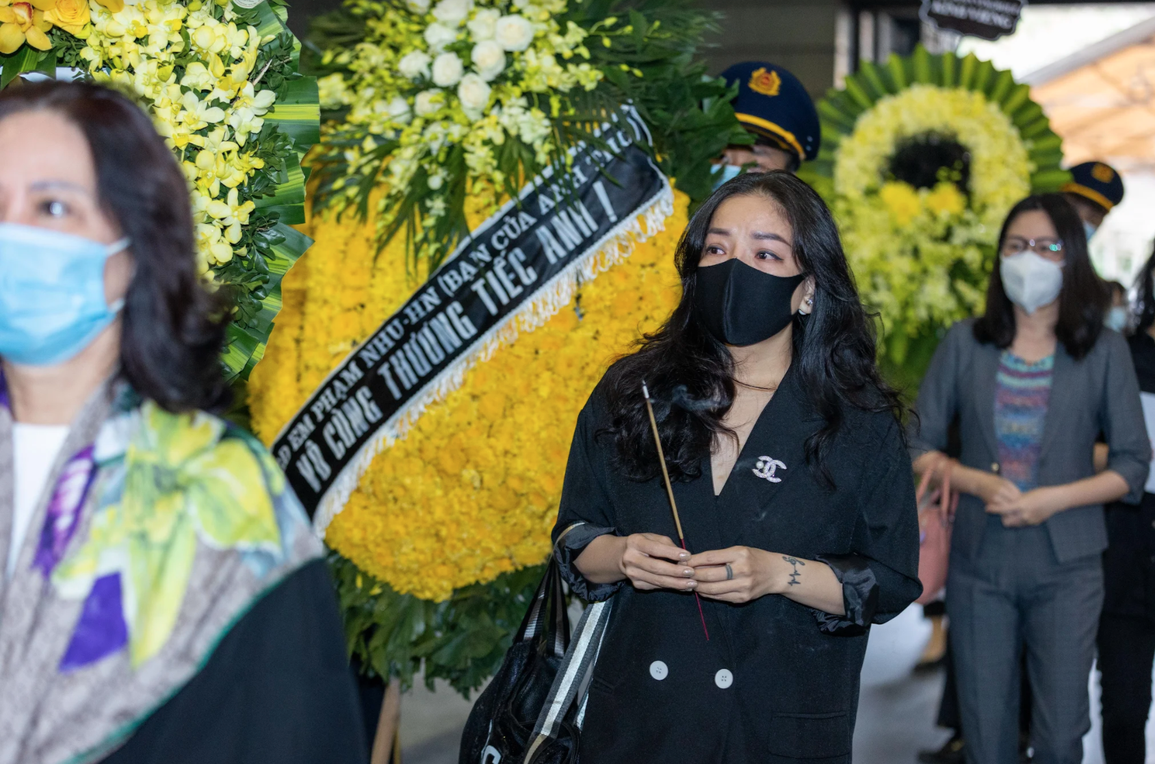 Tang lễ nhạc sĩ Phú Quang: Vợ nhạc sĩ khóc nghẹn nhìn mặt chồng lần cuối - 22 Tang lễ nhạc sĩ Phú Quang: Vợ nhạc sĩ khóc nghẹn nhìn mặt chồng lần cuối - 22