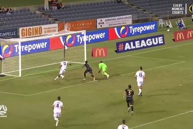 Không thể tin nổi với hàng loạt pha cứu thua xuất thần liên tiếp