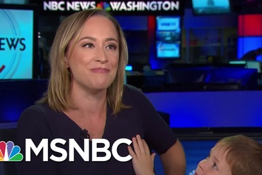 Con trai của Kube lọt khung hình nói "chào mẹ" ngay khi nữ phóng viên đang dẫn bản tin trực tiếp