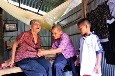 Nhói lòng cuộc sống cơ cực của cụ bà gần trăm tuổi bấu víu bên mẹt bánh bò